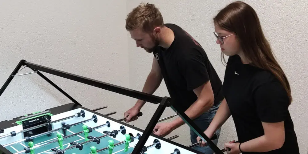 Eine Tischfussballspielerin und ein Tischfussballspieler